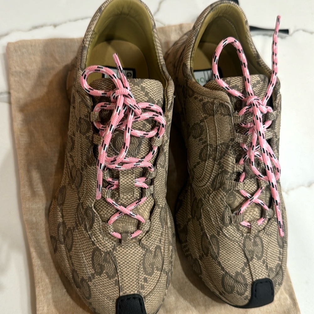 🆕🆕🆕New Gucci Tan Monogram Sneakers with Pink Accents - Picture 2 of 8